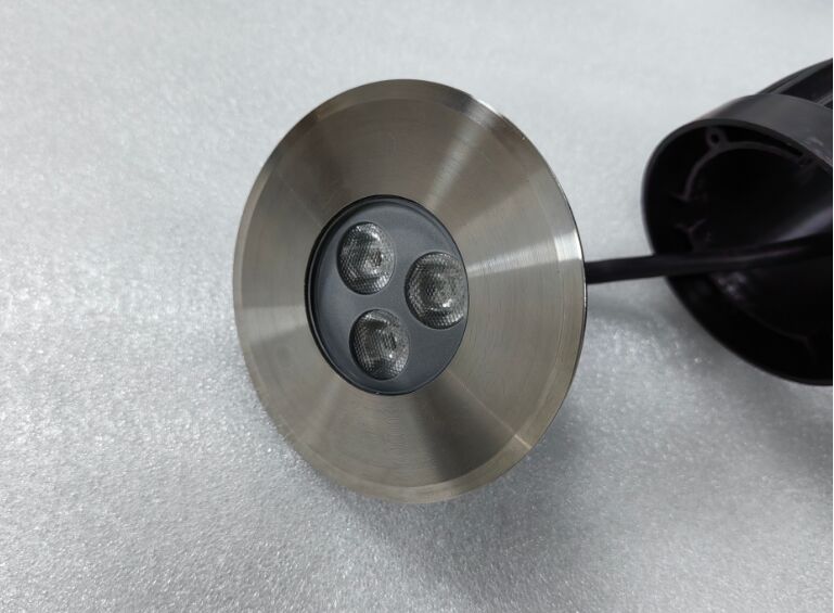 20 °C đến 45 °C đèn LED hồ bơi bao gồm IK lưới IK10 và 0,5kg trọng lượng cung cấp giải pháp chiếu sáng lâu dài cho hồ bơi