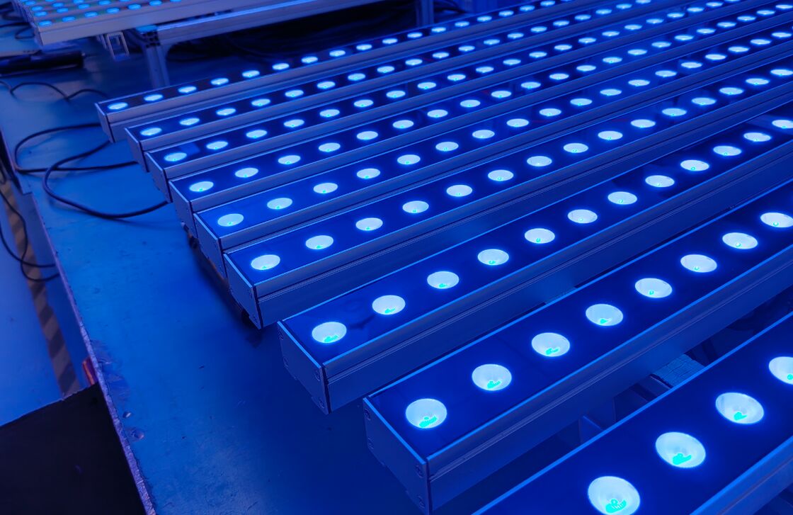 Đèn LED rửa tường 18-48W với chế độ điều khiển Bật/Tắt nguồn hoặc DMX512, phù hợp với nhiệt độ hoạt động từ -10°C đến 40°C